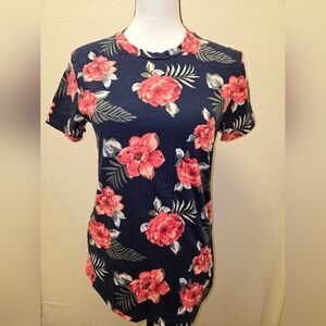 Hollister Navy and Red Floral Women's Tee
